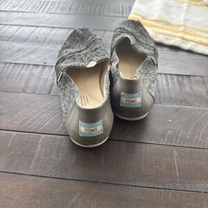 TOMS Women's Charcoal and Black Flats
